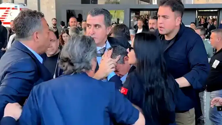 Özgür Özel Saldırıya Uğradı! Tepkiler Çığ Gibi Özgür Özel Saldırıya Uğradı! Tepkiler Çığ Gibi